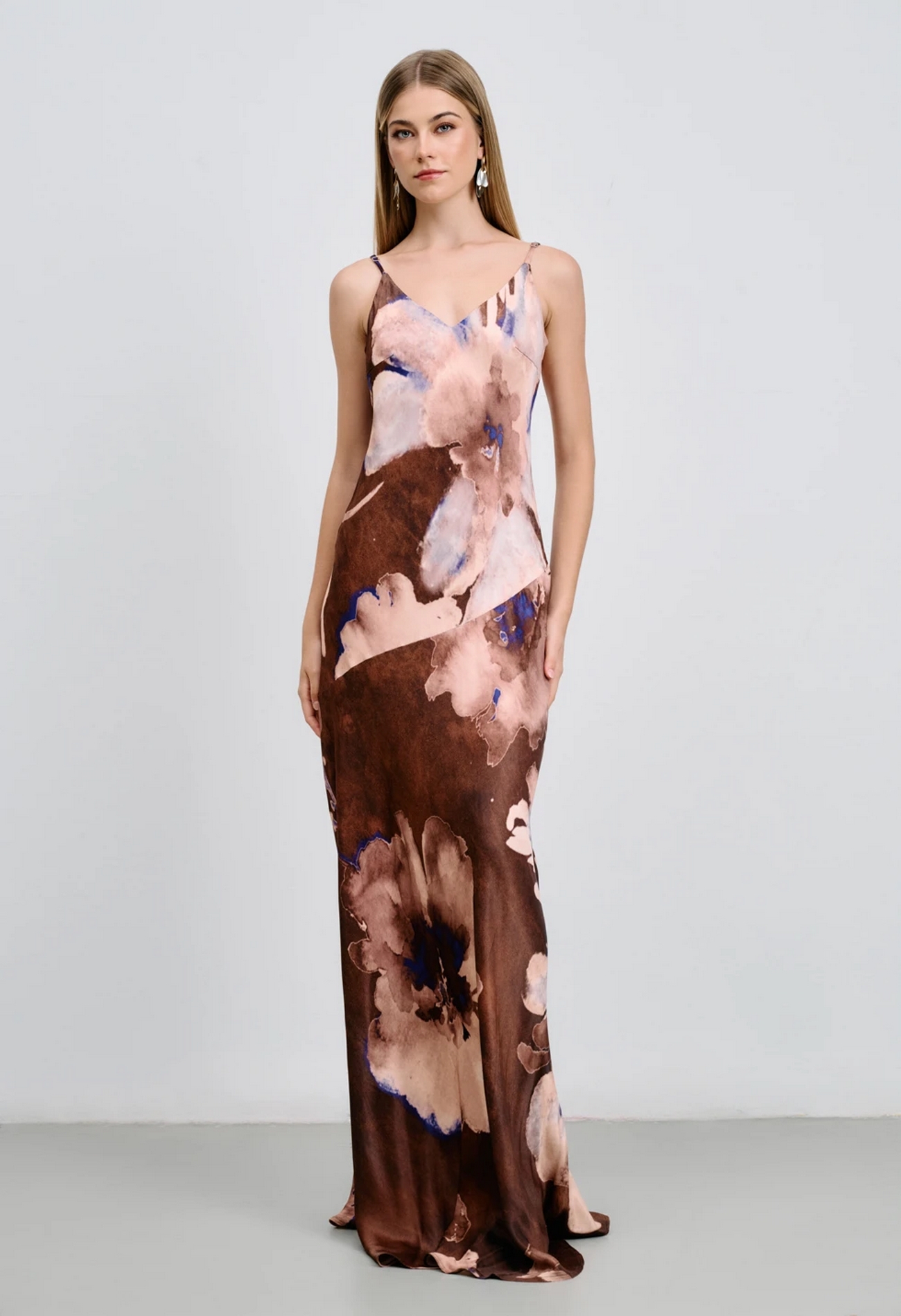 Φόρεμα maxi floral με λεπτή τιράντα Φόρεμα maxi floral με λεπτή τιράντα