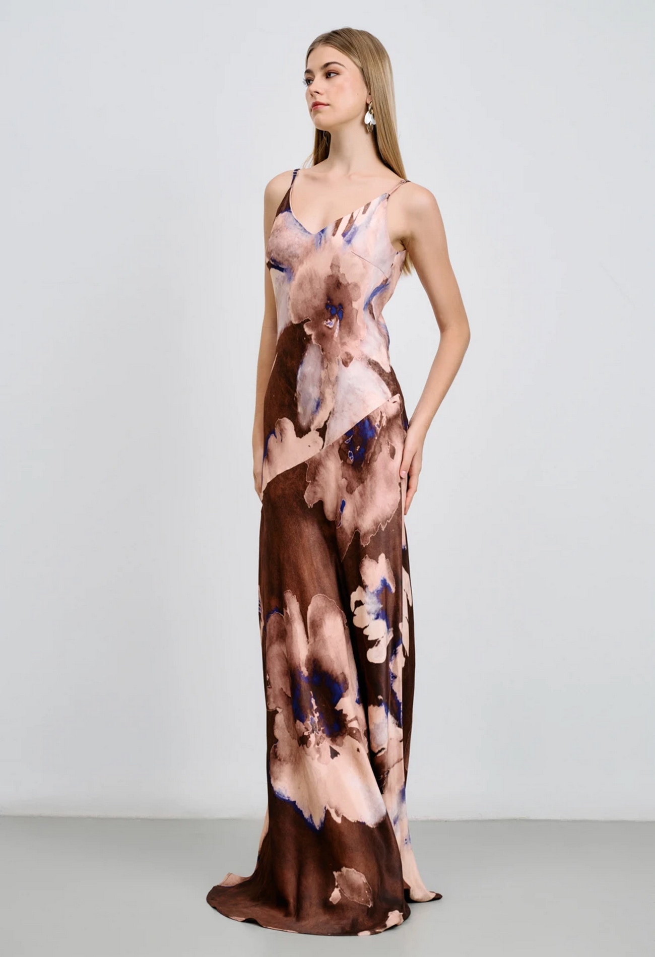 Φόρεμα maxi floral με λεπτή τιράντα Φόρεμα maxi floral με λεπτή τιράντα