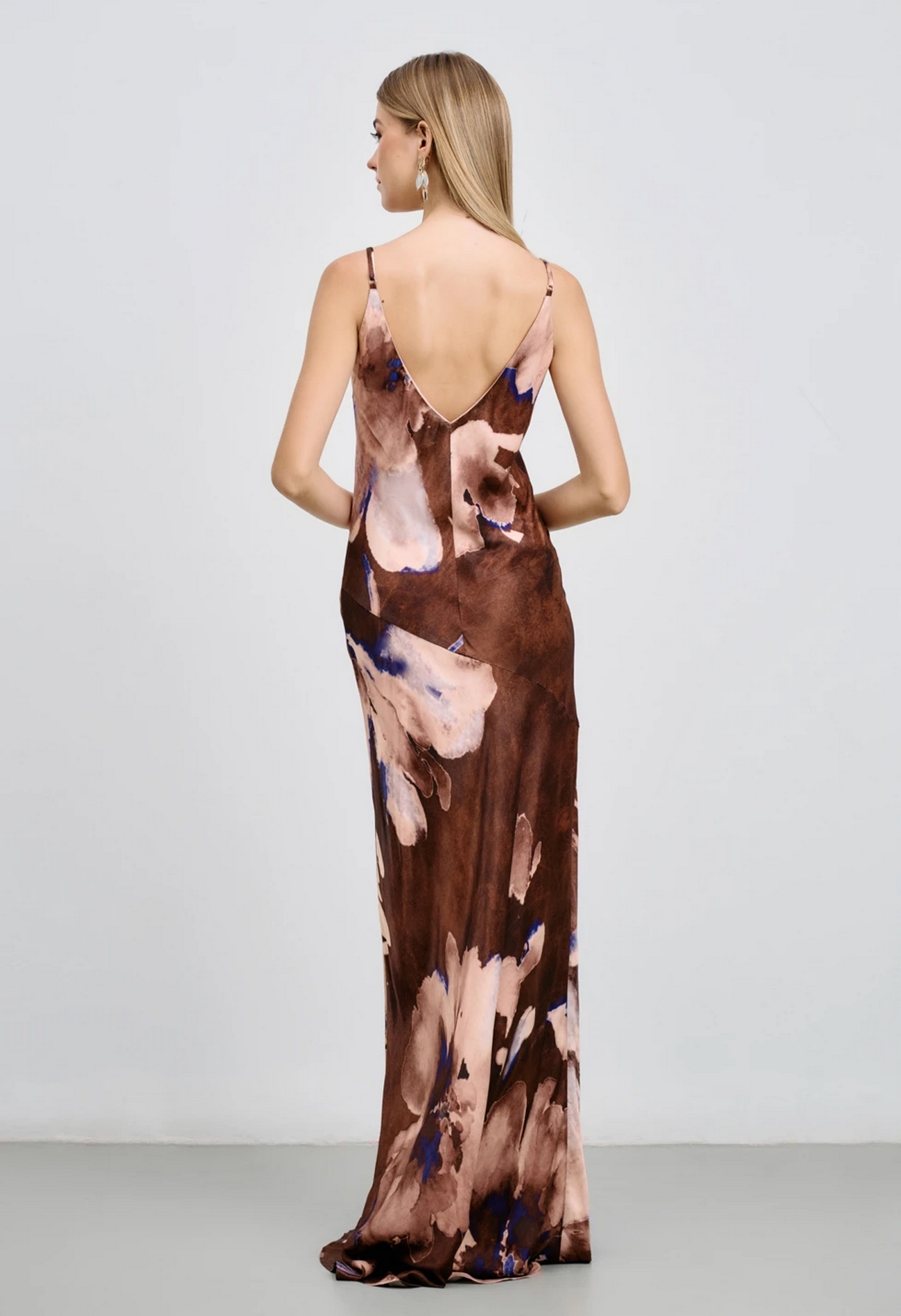 Φόρεμα maxi floral με λεπτή τιράντα Φόρεμα maxi floral με λεπτή τιράντα