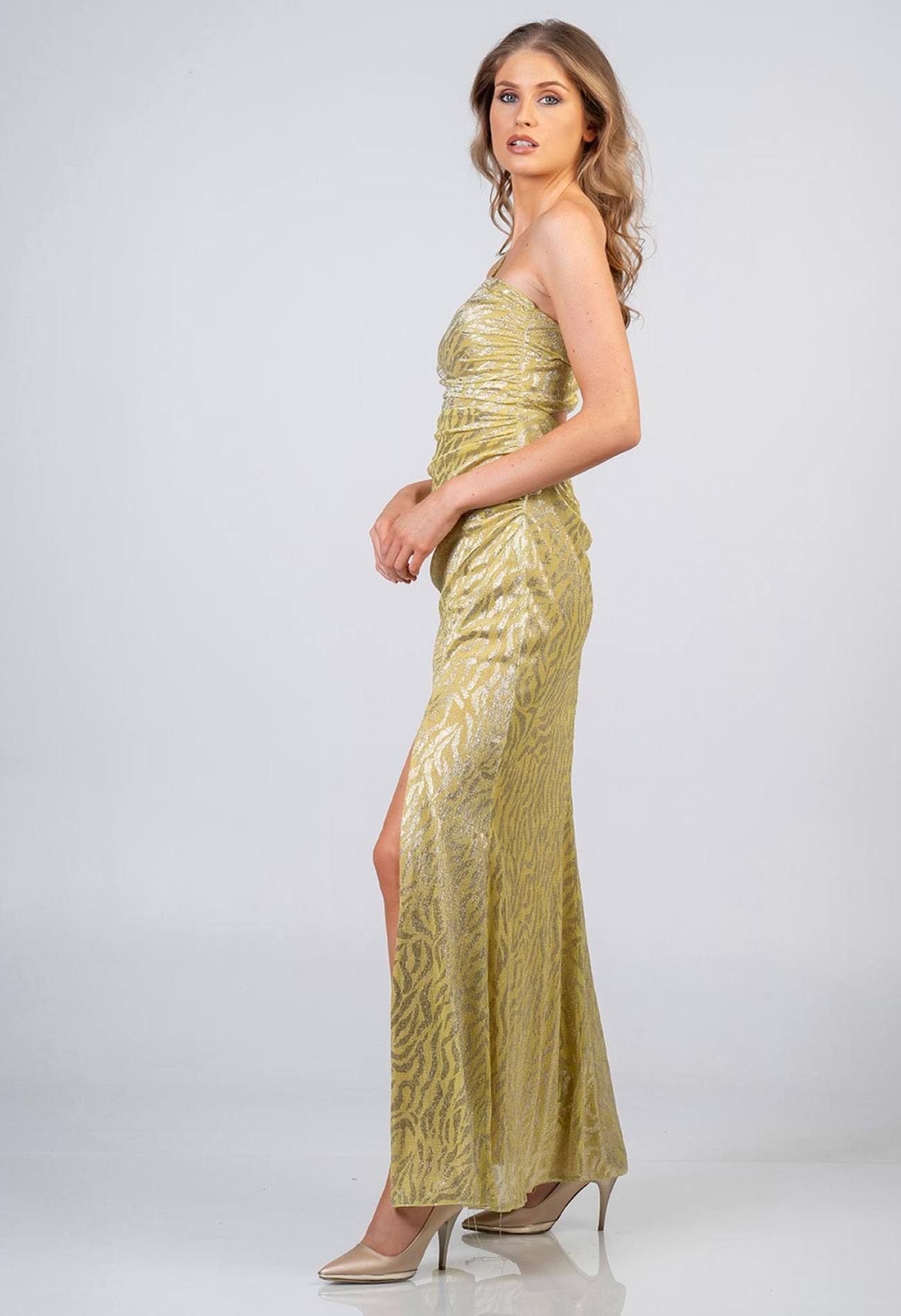 Φόρεμα maxi lurex με έναν ώμο και σκίσιμο Φόρεμα maxi lurex με έναν ώμο και σκίσιμο