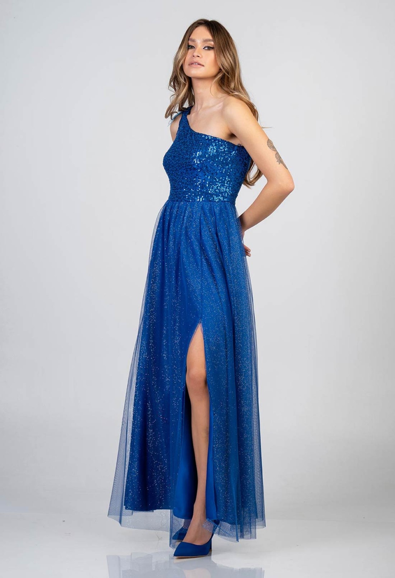 Φόρεμα maxi με glitter και πούπουλα Φόρεμα maxi με glitter και πούπουλα
