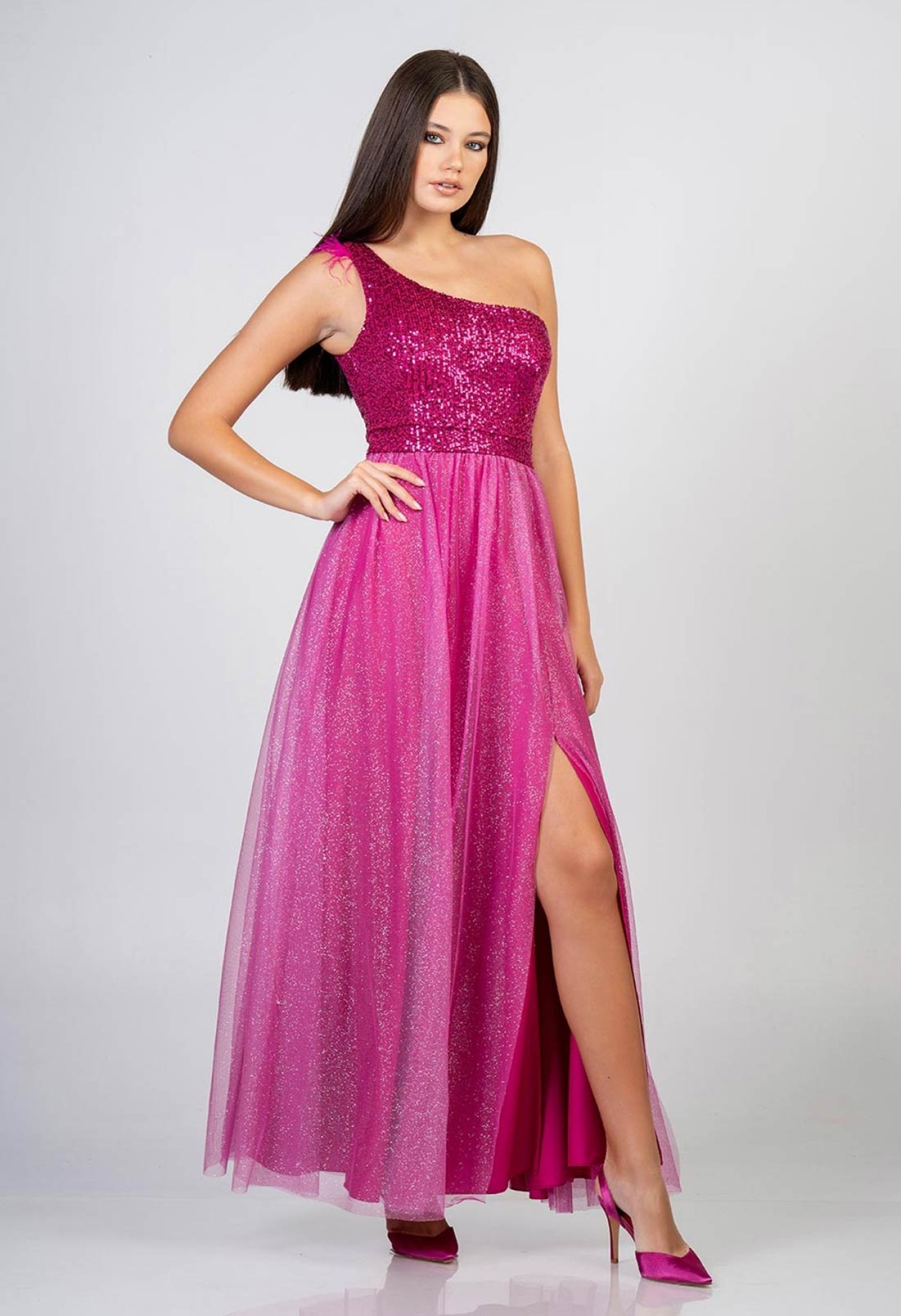 Φόρεμα maxi με glitter και πούπουλα Φόρεμα maxi με glitter και πούπουλα