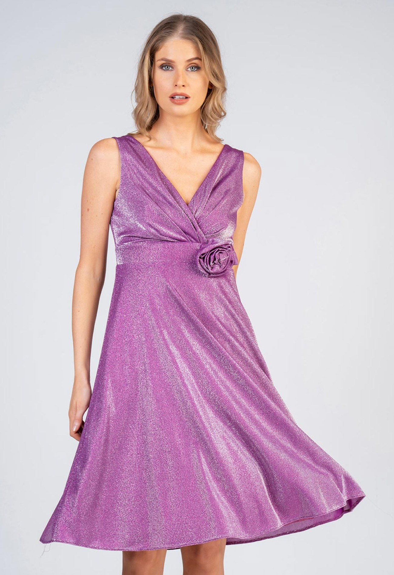 Φόρεμα midi coctail με glitter με λουλούδι  Φόρεμα midi coctail με glitter με λουλούδι